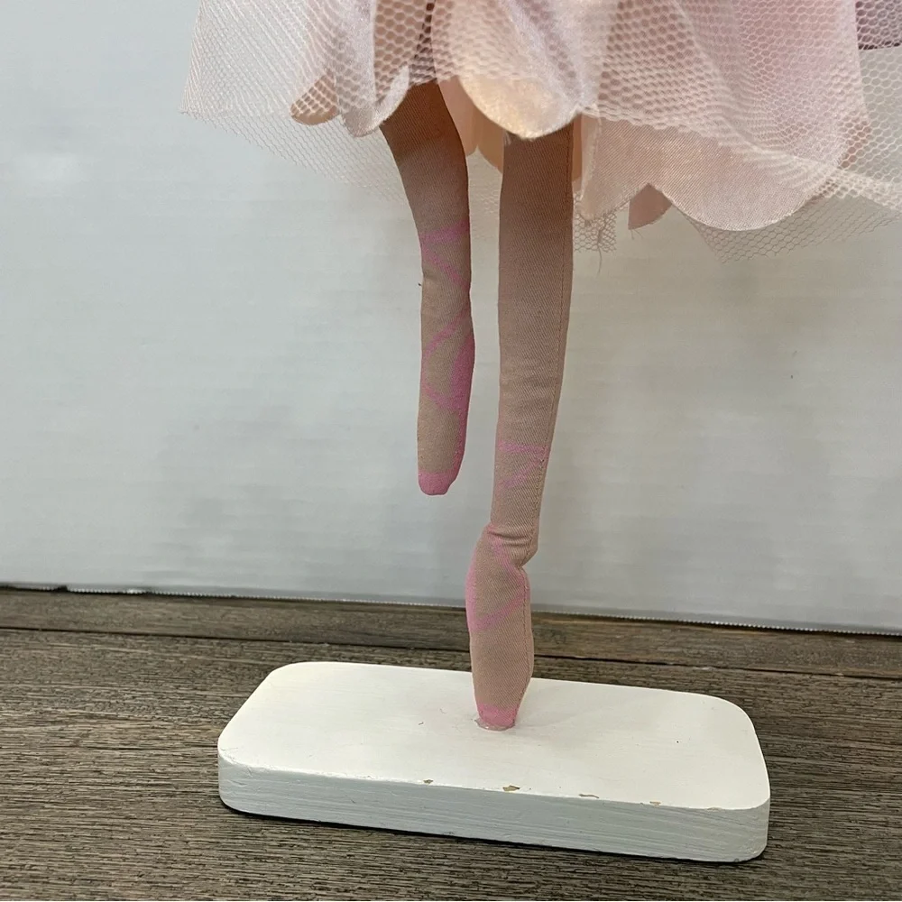 N/A sculpture seasons cloth