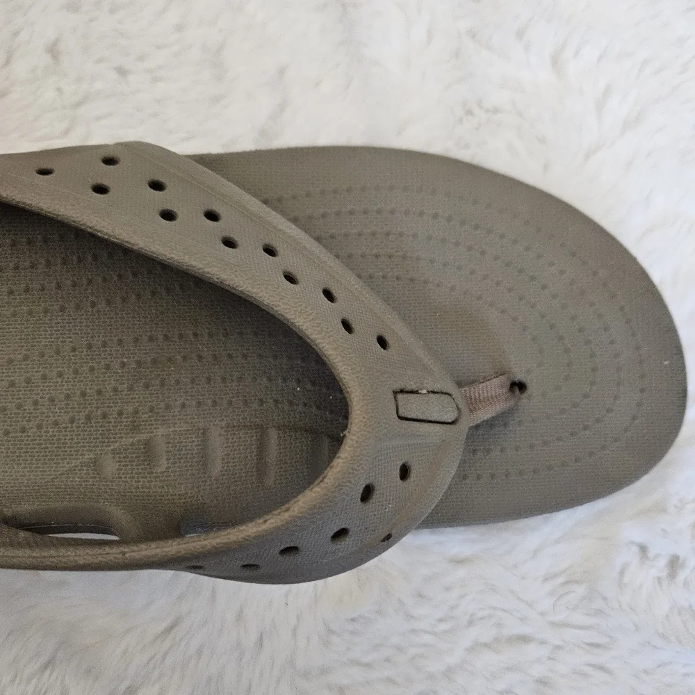 CROCS Mens Flip Flops Sz 8