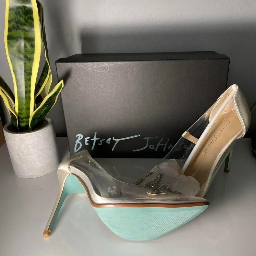 Betsey Johnson White and green embroidered pumps Size 8
