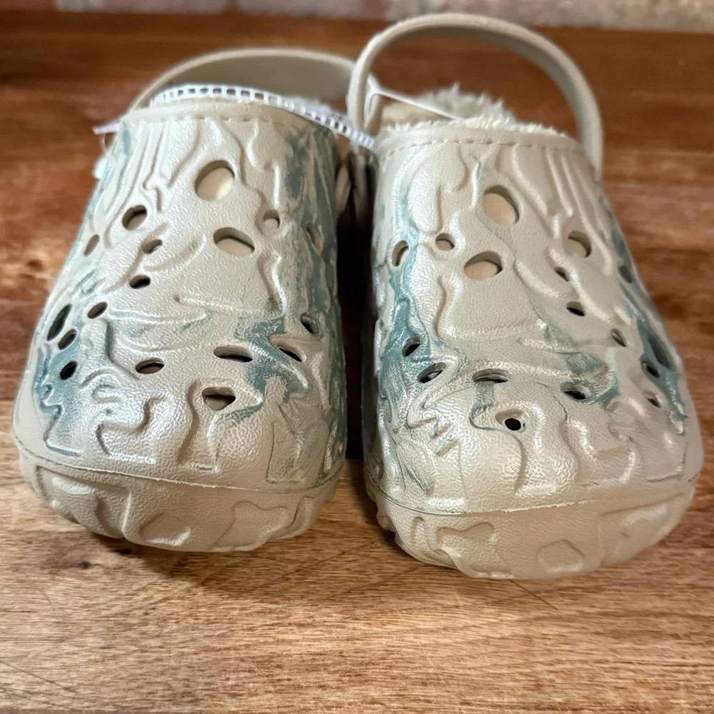 Durable Lined Camouflage Kids size 3 Clogs