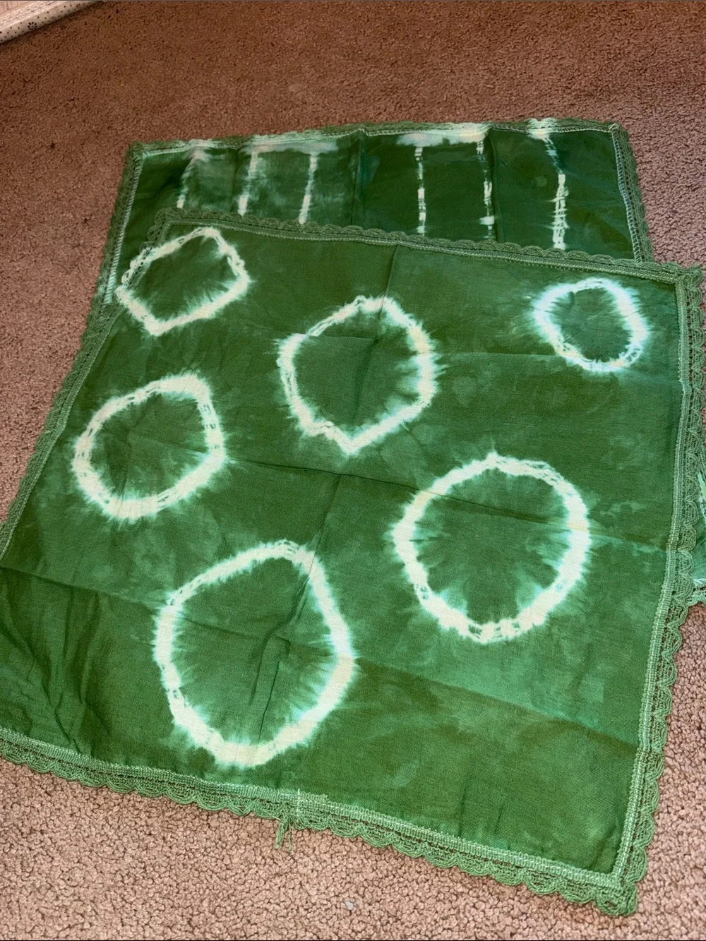 Green Tie-Dye Crochet-Edge fabric napkins