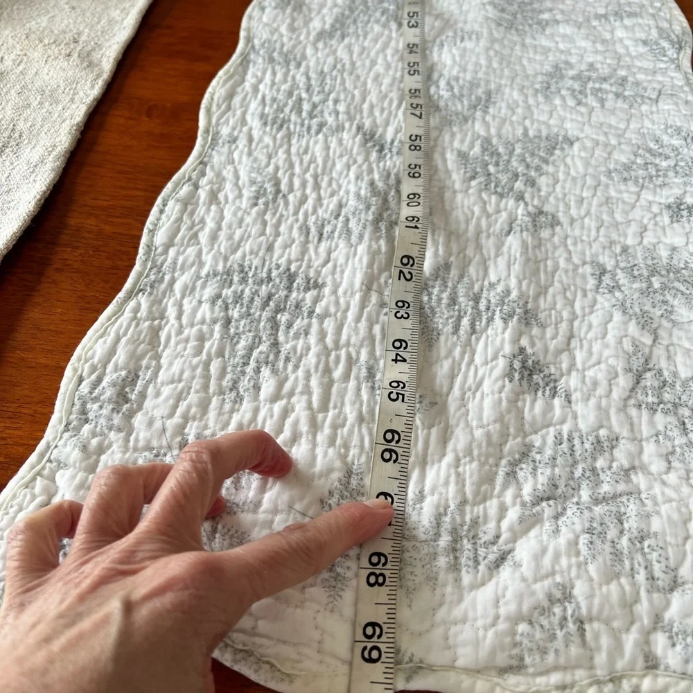 Elegant Quilted Table Runner​