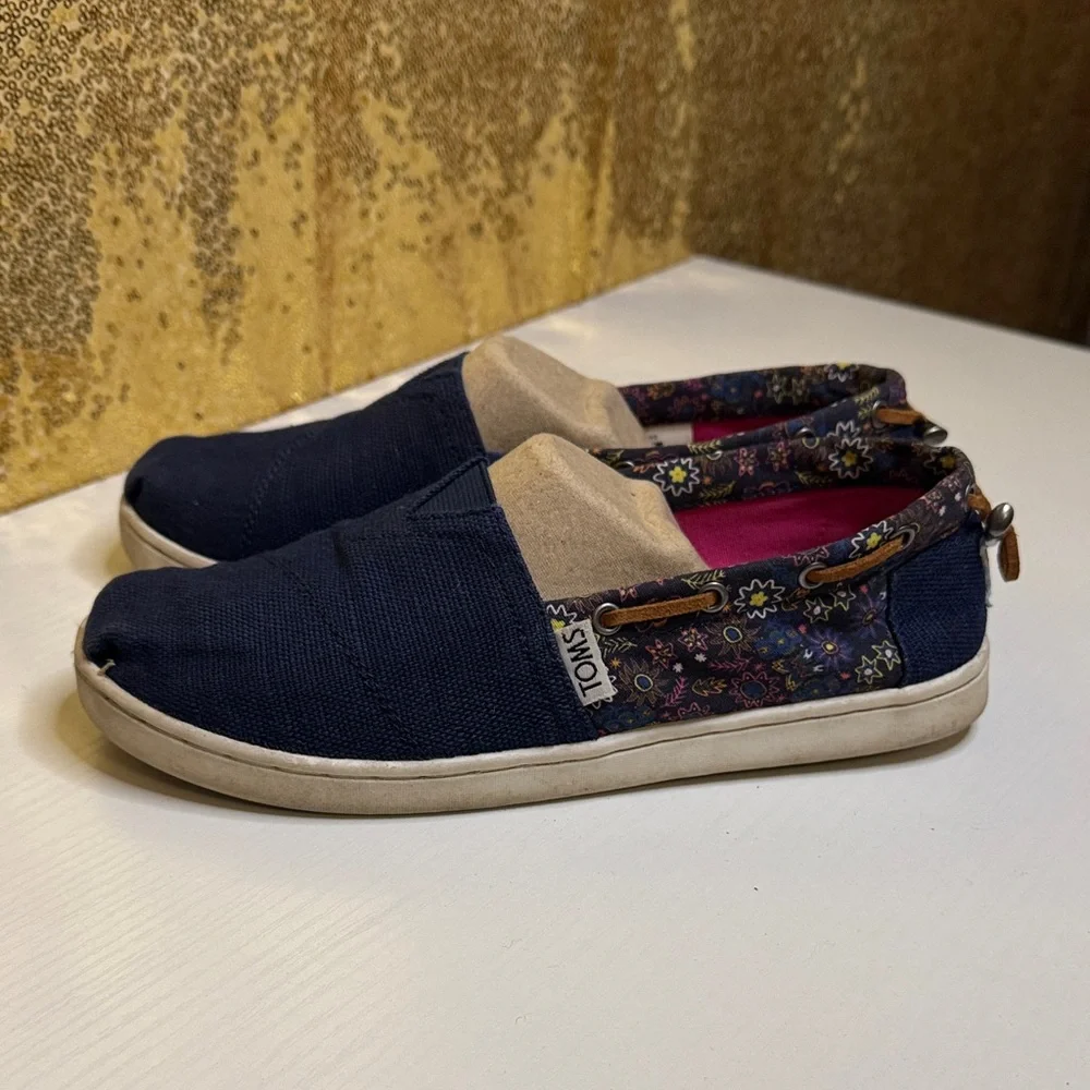 Toms navy detail