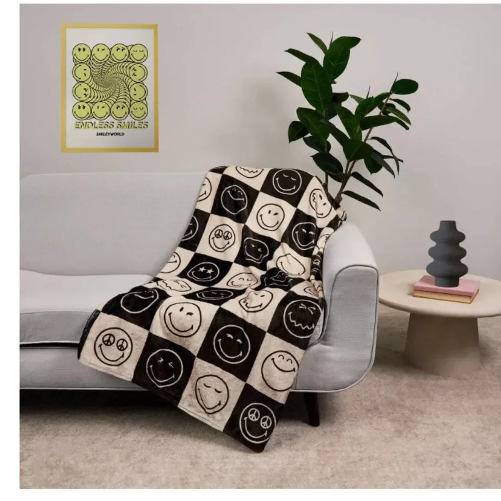 SmileyWorld Faux Shearling Smiley Blanket | Black | Brand New‎