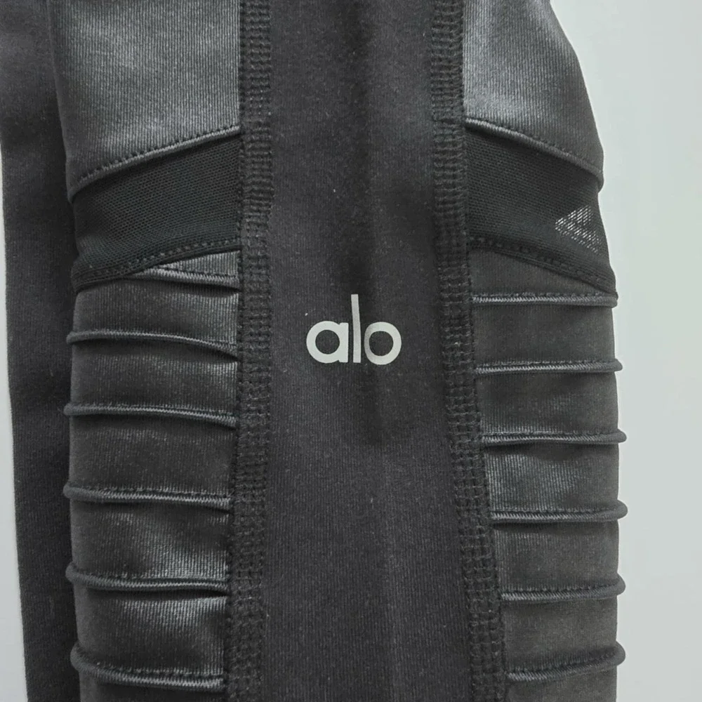 ALO Yoga leggings while move