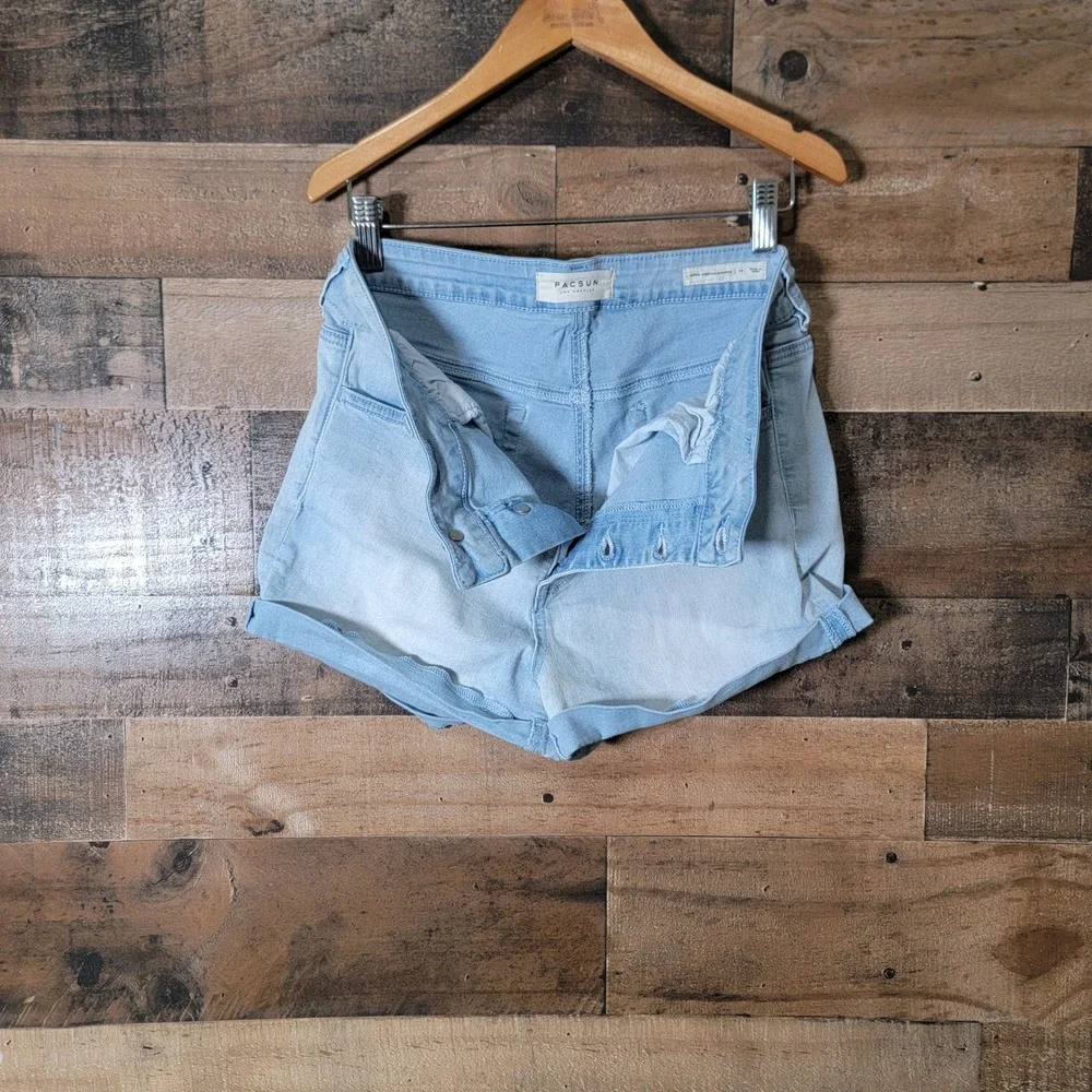 PacSun step into