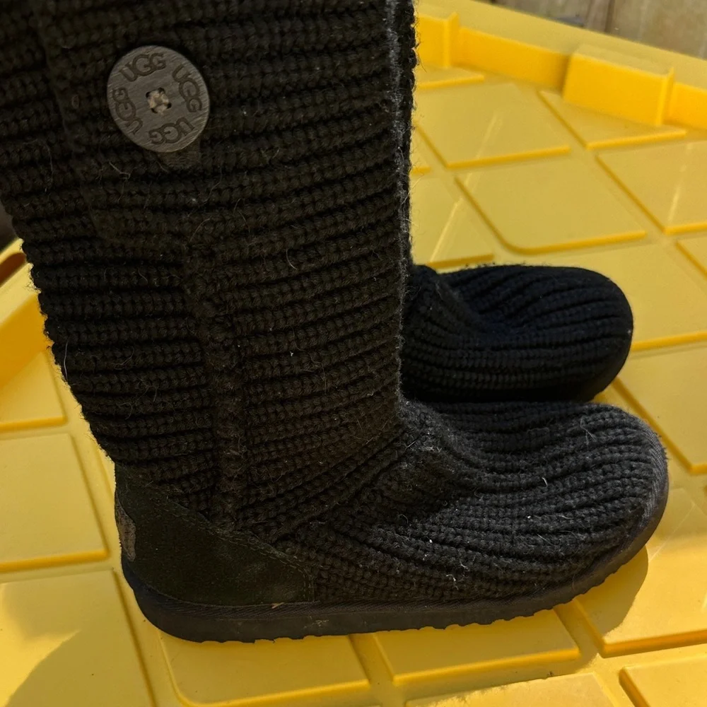 UGG stylish black