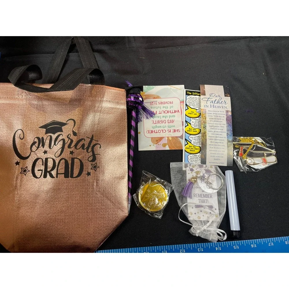 Set of 4  Graduation Gift Bags with Favors Congrats‎ Grad Tassel Hassle