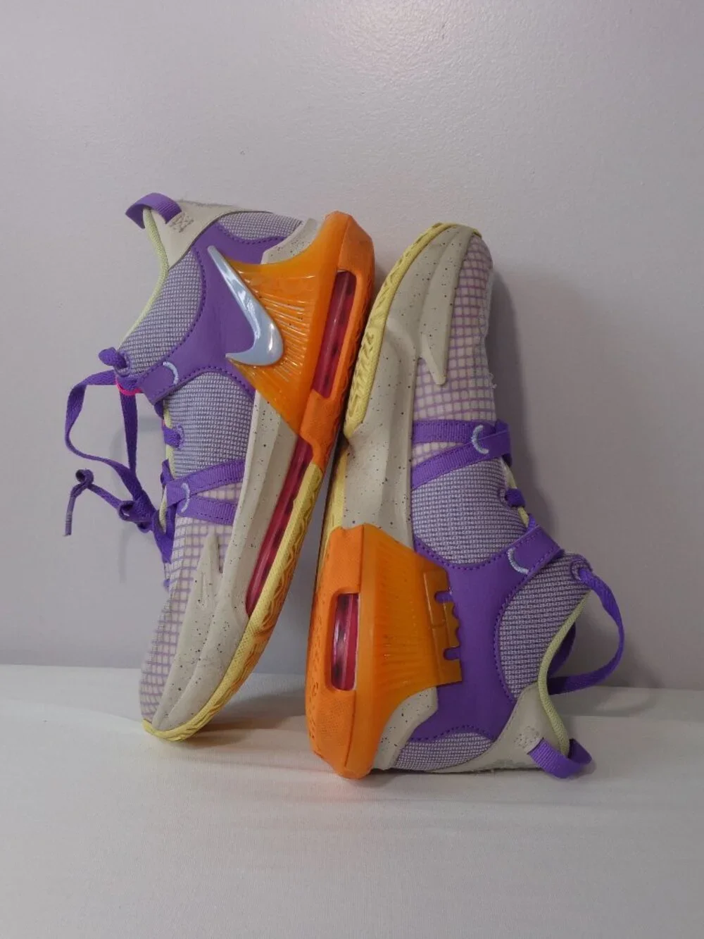 Nike level colors accents