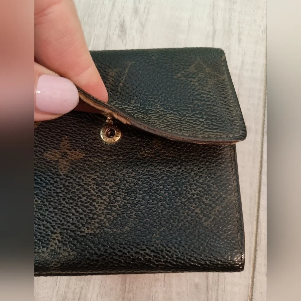 Louis Vuitton button does