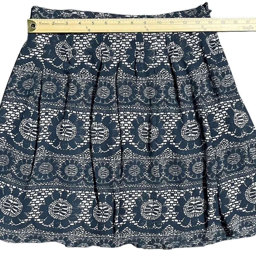 GAP lined pleated