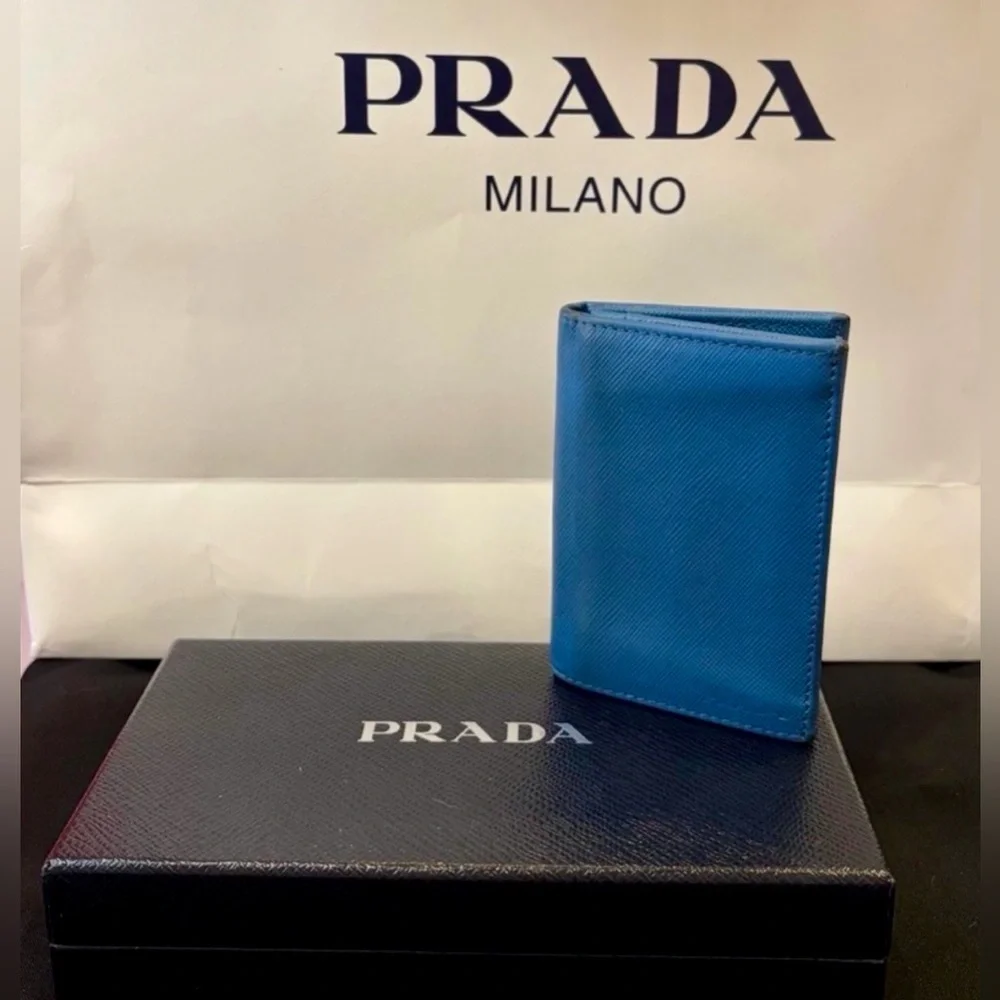 Prada box has fold
