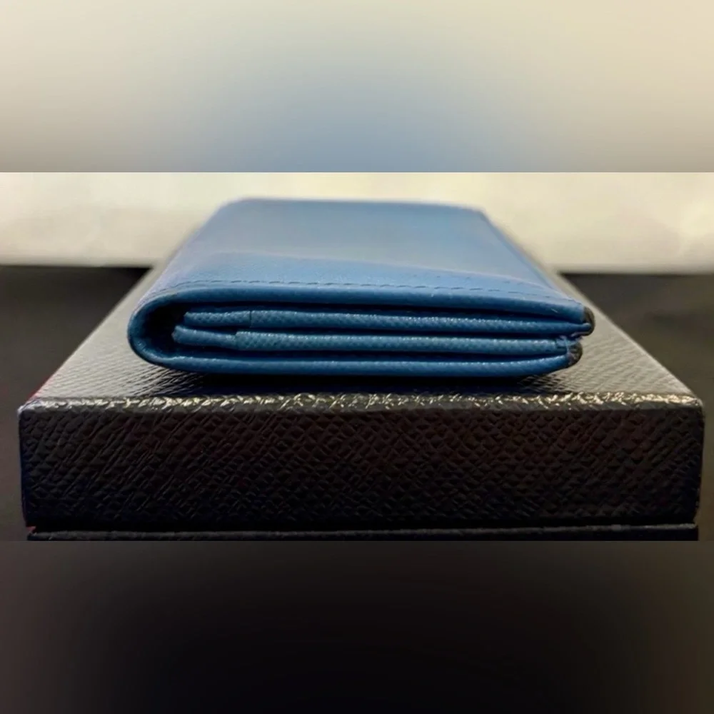 Prada vertical neat