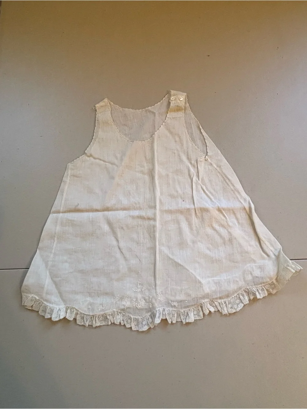 Lot of 5 items. Vintage dresses and bonnet