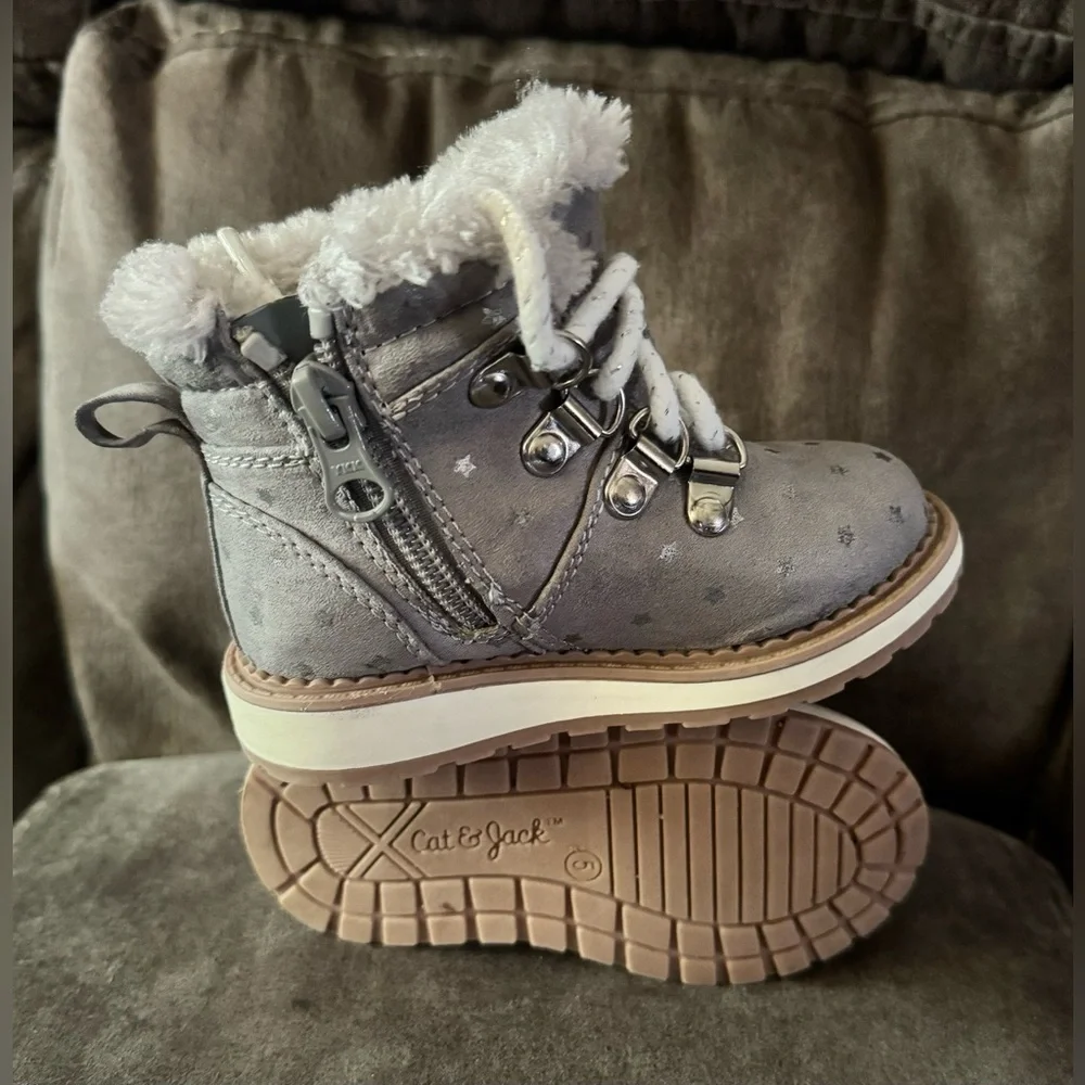 Cat & Jack Silver Star Boots - Size 5