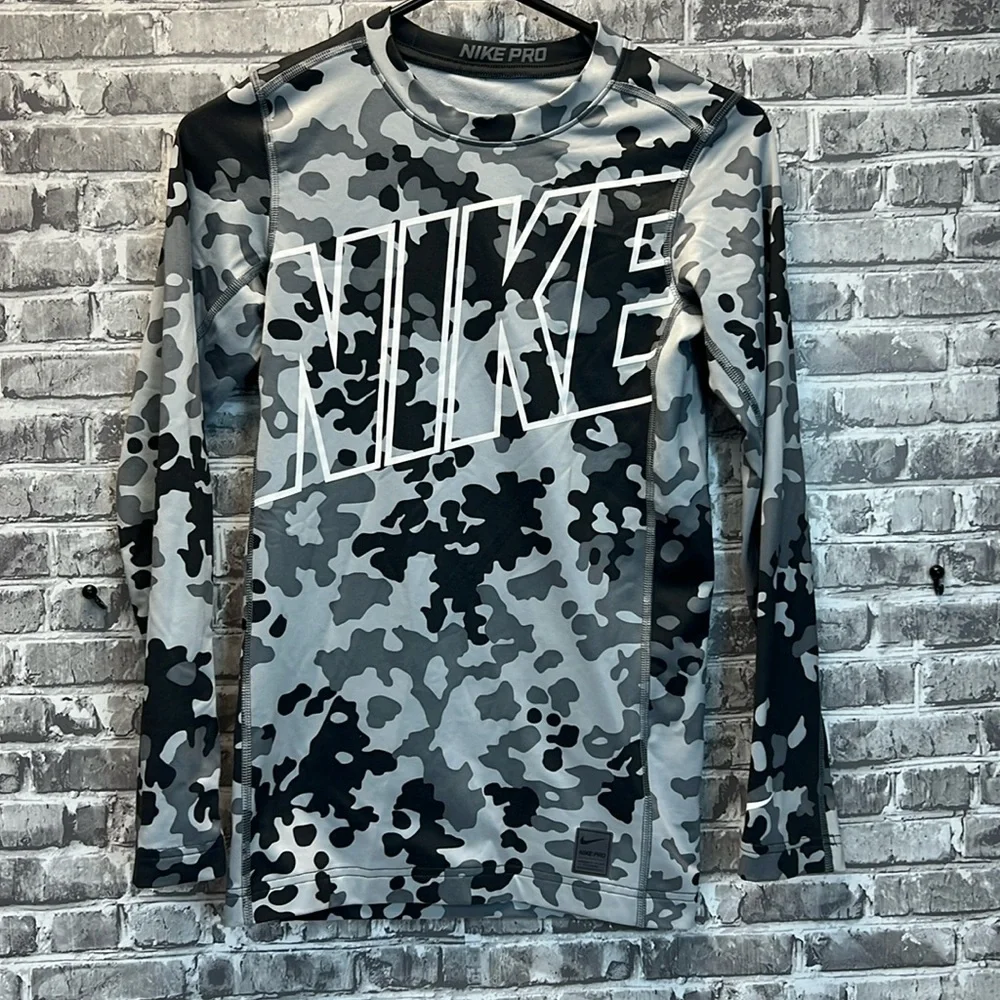 Nike Pro‎ shirt