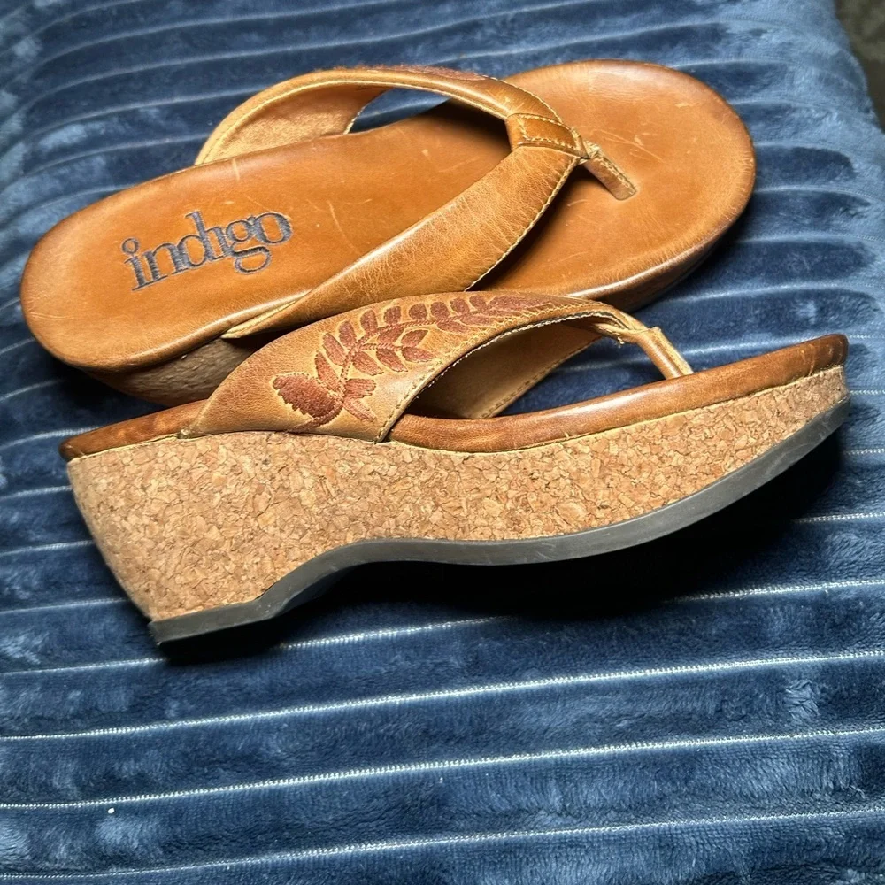 Indigo by Clarkes size 5 leather embroidered floral platform wedge thong shoes