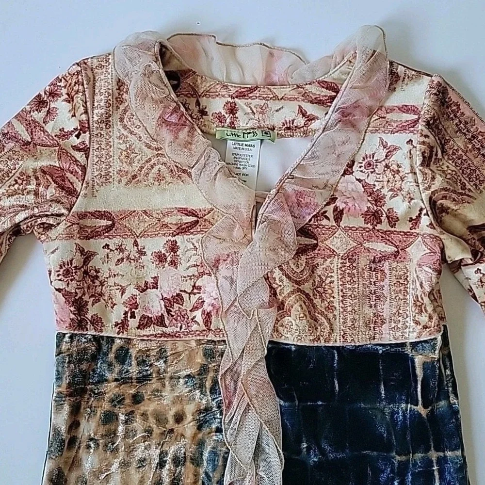 Little Mass features neckline