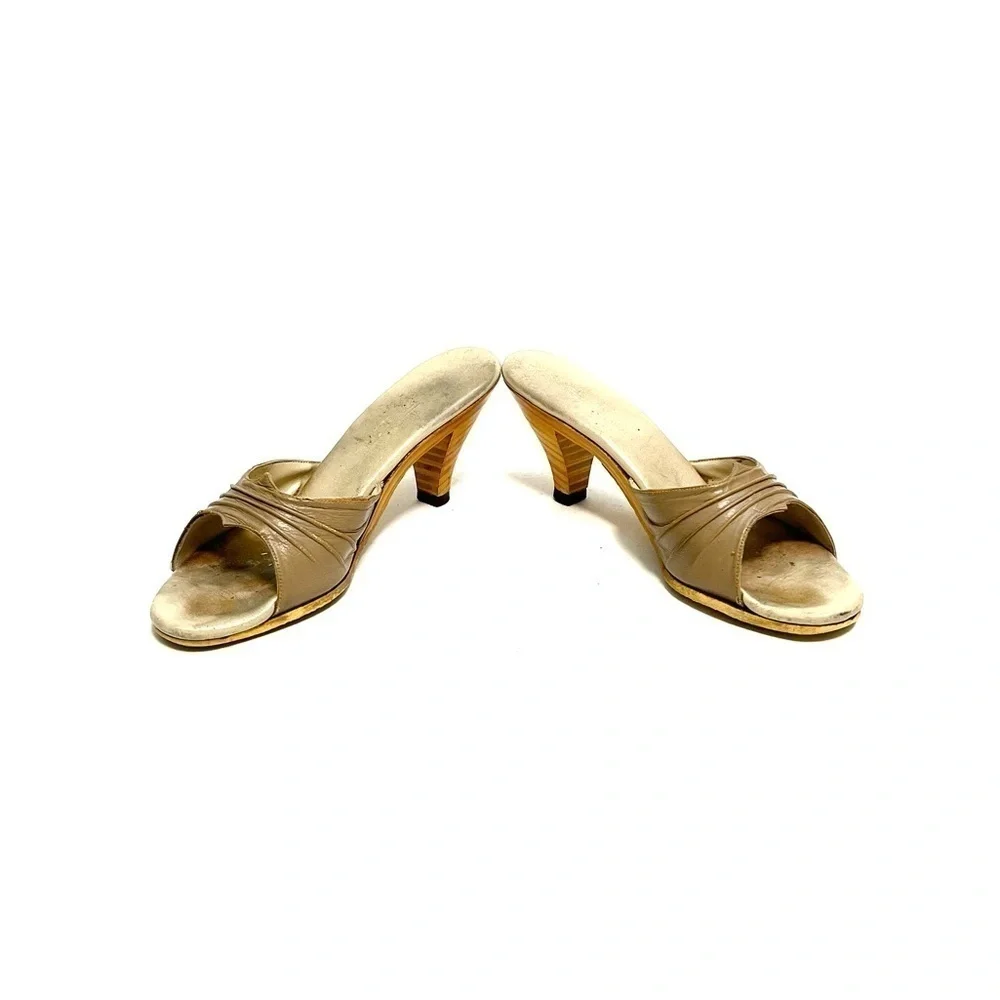 Vintage 1970s tan leather slip on polly style heels