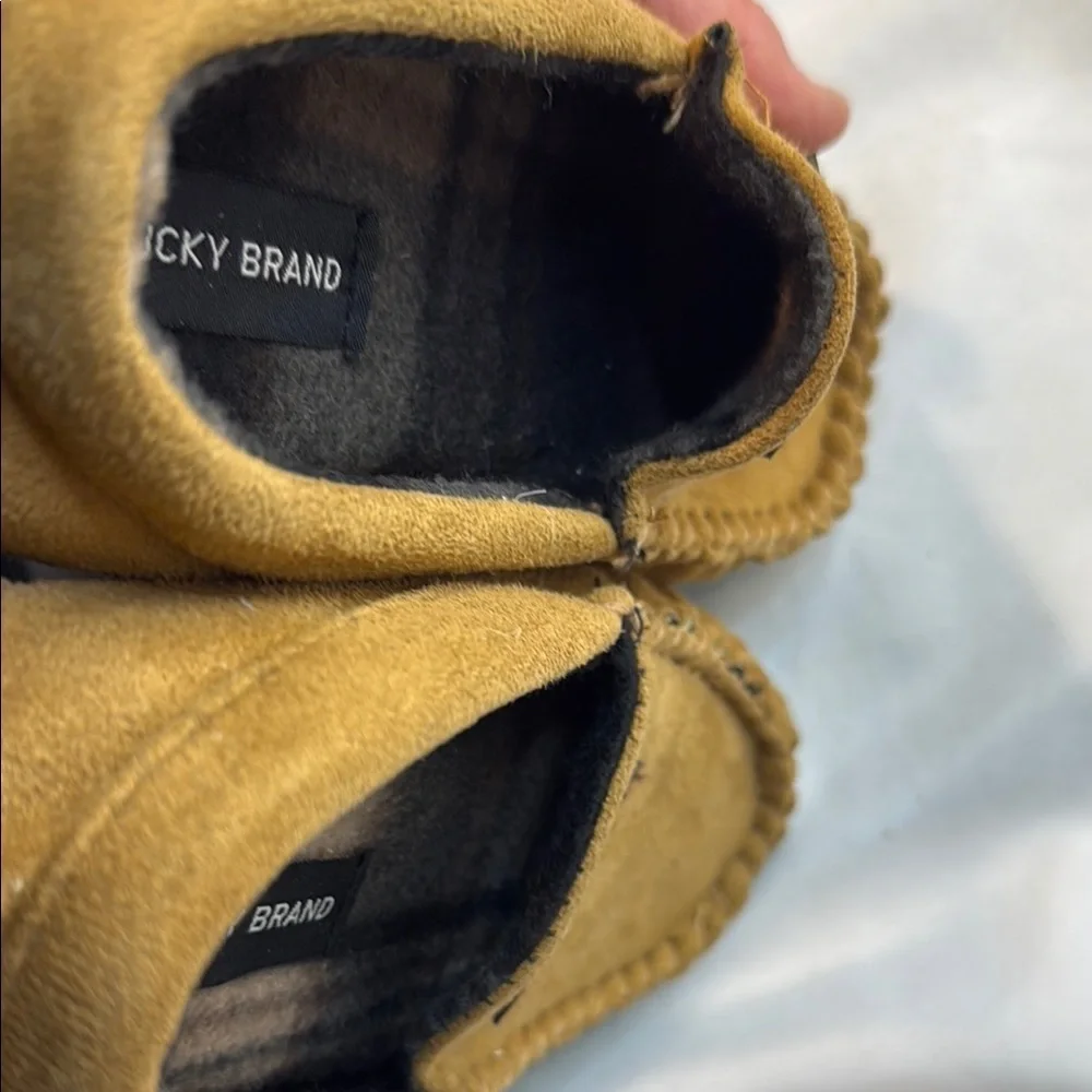 Lucky Brand step out