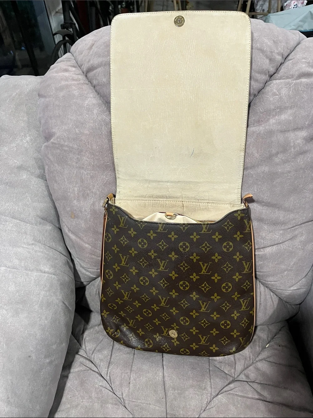 Louis Vuitton lv monogram