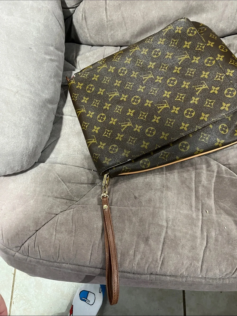 Louis Vuitton leather exterior messenger