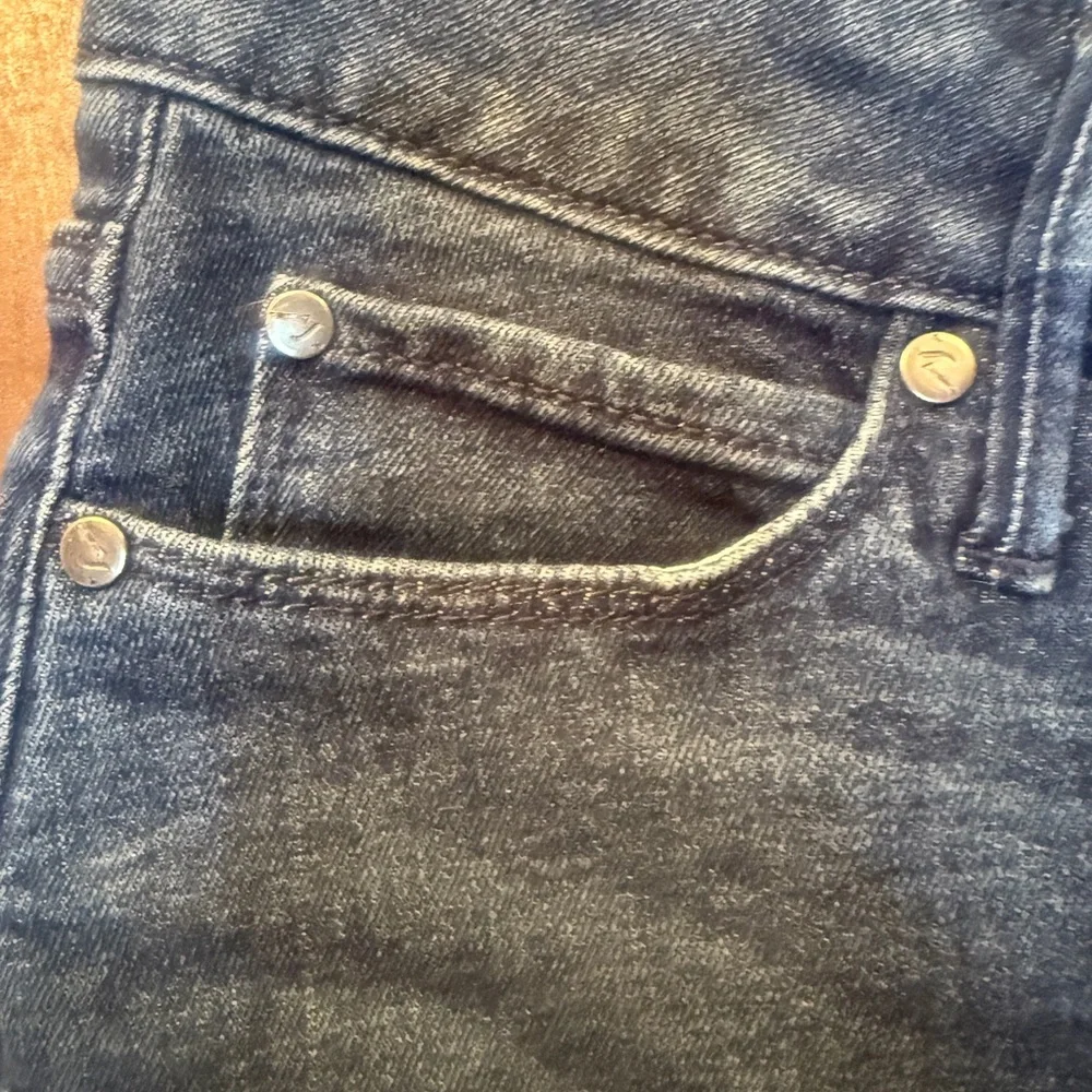 Simply Vera by Vera Wang EUC mid rise slim straight. Body hugging Size 6