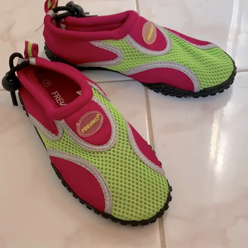 5/$25 - Fresko girls fuchsia and lime green water/swim shoes in little kid 13