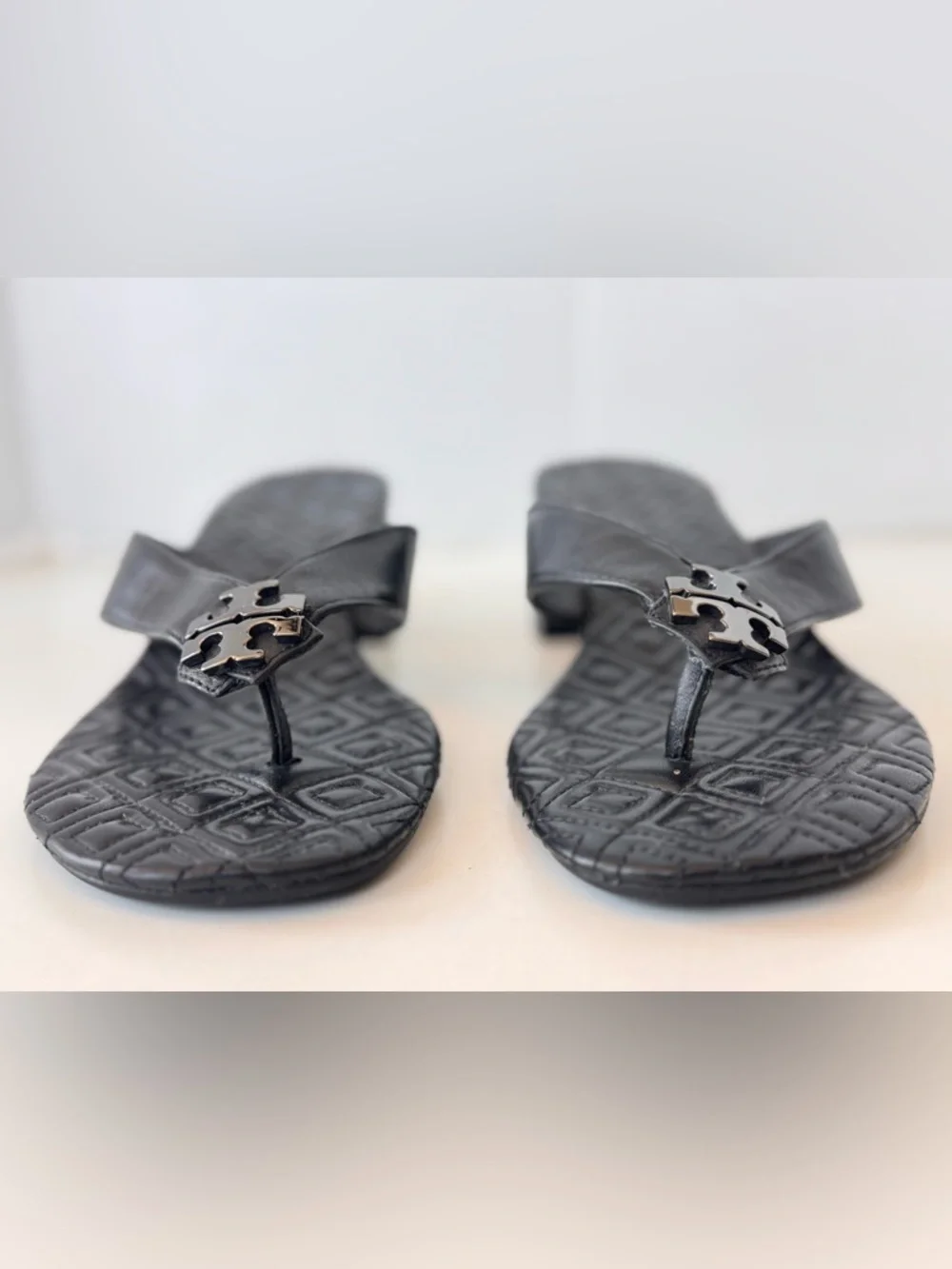 Tory Burch Black Pewter Leather Maybell Logo Thong Slip On Heel Sandals Size 7