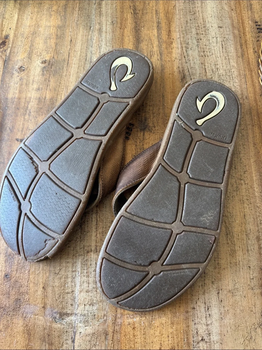 OluKai Men's Brown Leather Flip-Flop Sandals