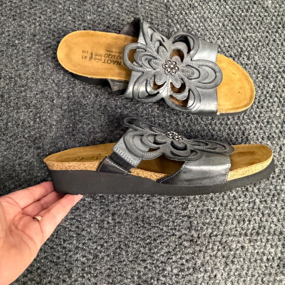 Naot Womens Floral Leather Slide Sandals Pewter Metallic Wedge 41/10 Sterling