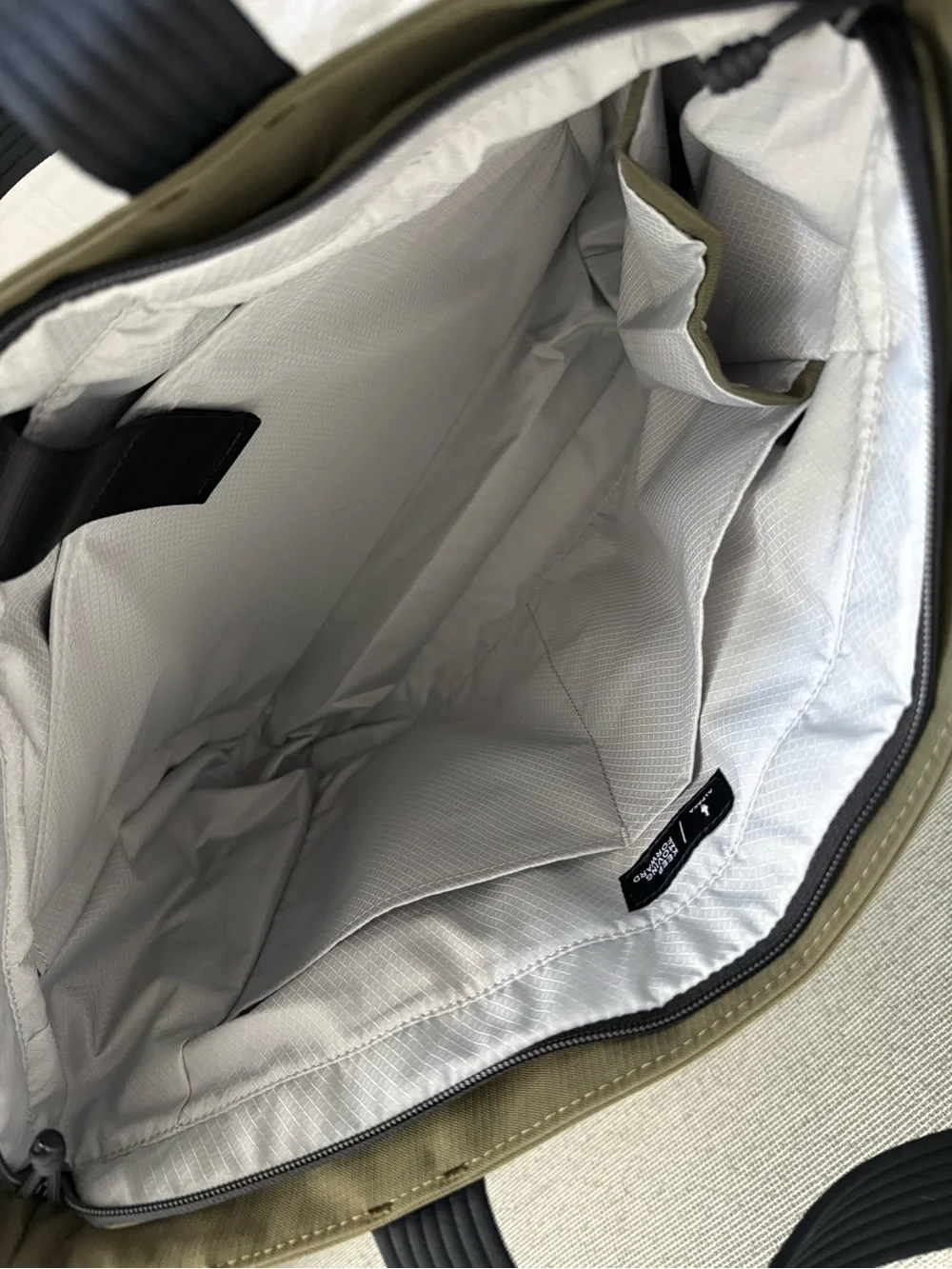 Alpaka flight tote