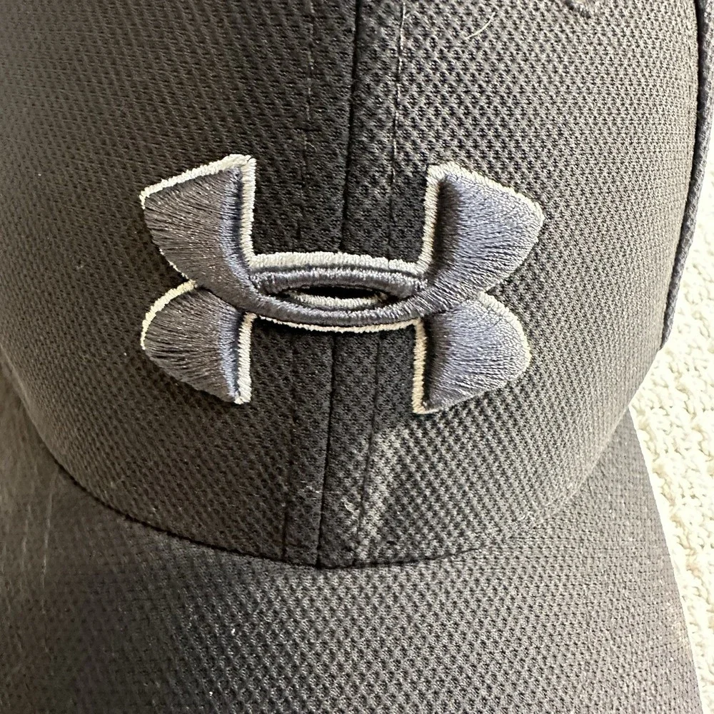 Under Armour Youth Blitzing Black Flex Fitted Hat Size YSM/YMD Kids Baseball Cap