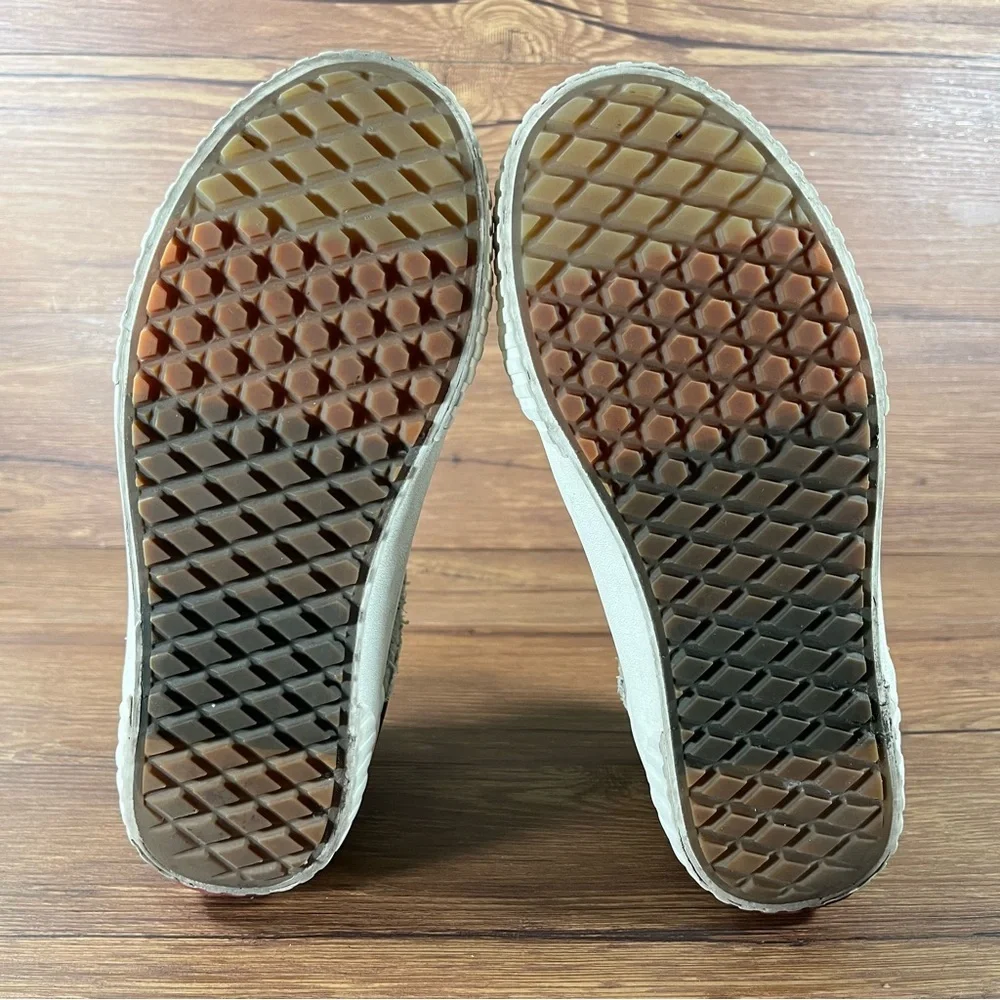 Vans ships within