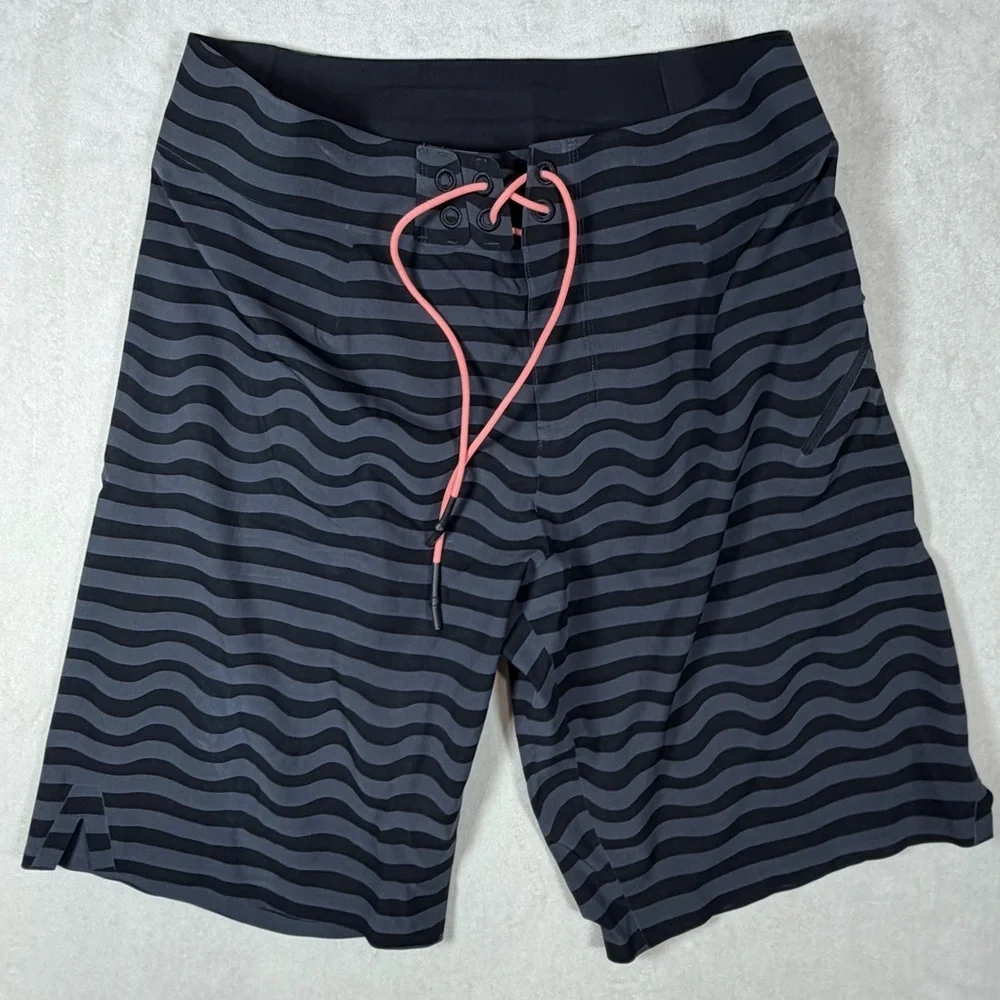 Lululemon Athletica Size Large Black and Gray Wave Pattern Men's Swim Shorts