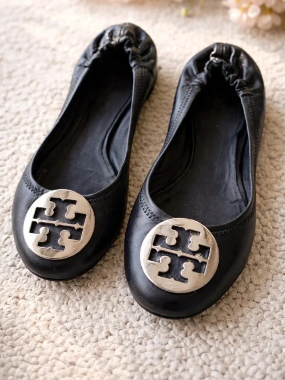 Tory Burch Reva Black Leather Ballet Flats Silver Logo Size 7.5 Quiet Luxury