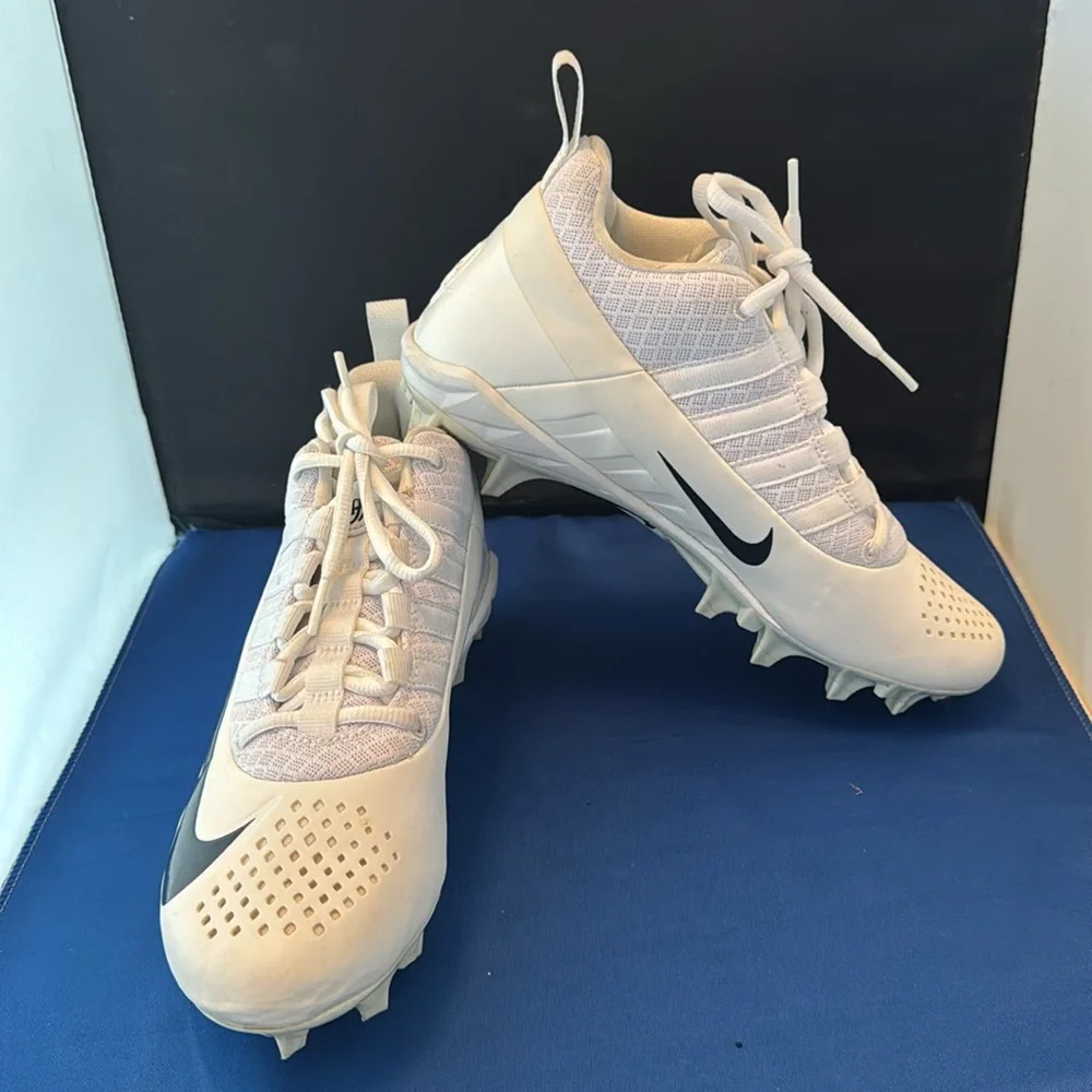 Nike White and Black lacrosse Sneakers size‎ 6.5