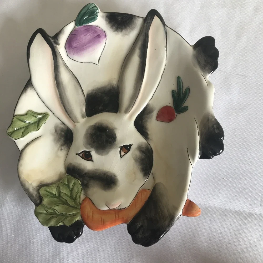 FITZ & FLOYD Essentials Spotted Rabbit w/vegetables decorative‎ Plate