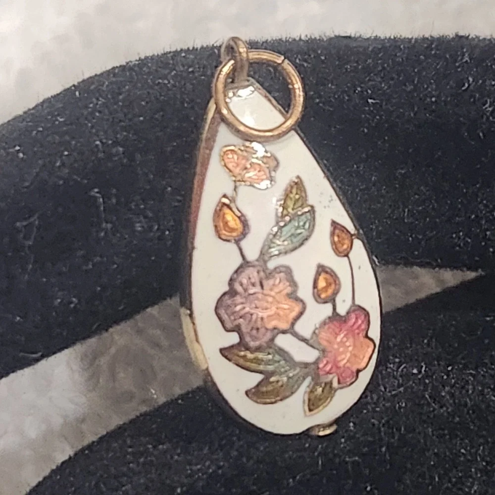 Vintage Floral Cloisonne Enamel Teardrop Pendant‎ Gold Tone Cream White Charm