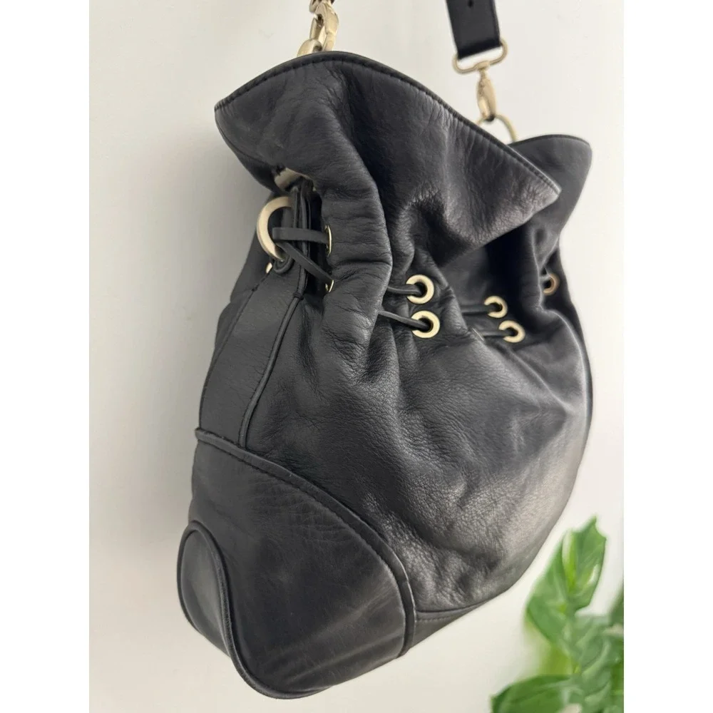 TAHARI‎ BLACK LEATHER SHOULDER BAG