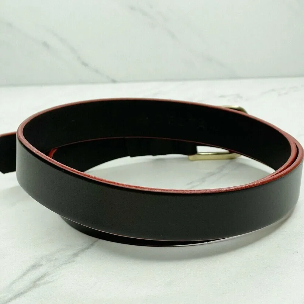 Delta red buckle features