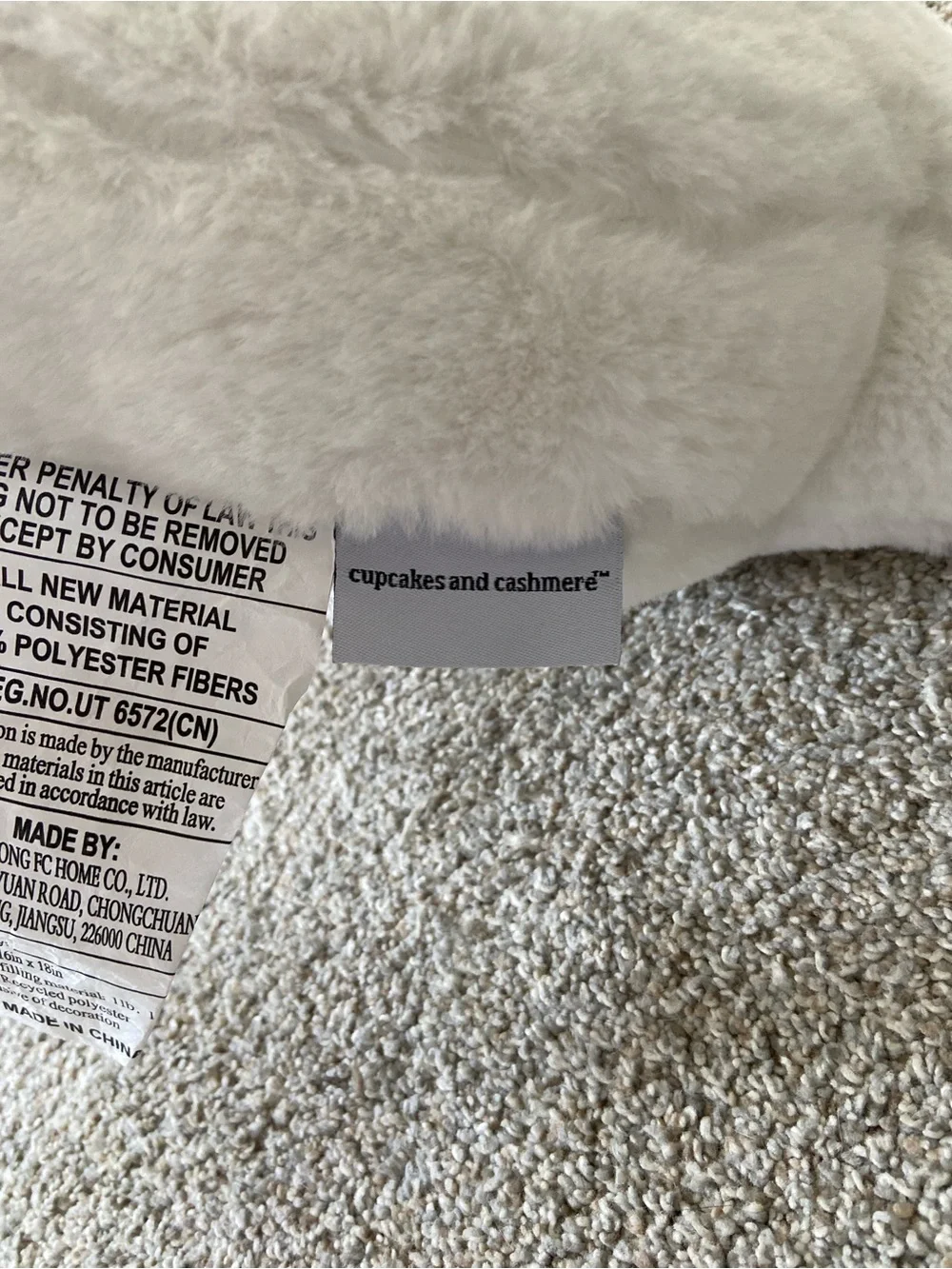 cupcakes & cashmere nwot cupcakes