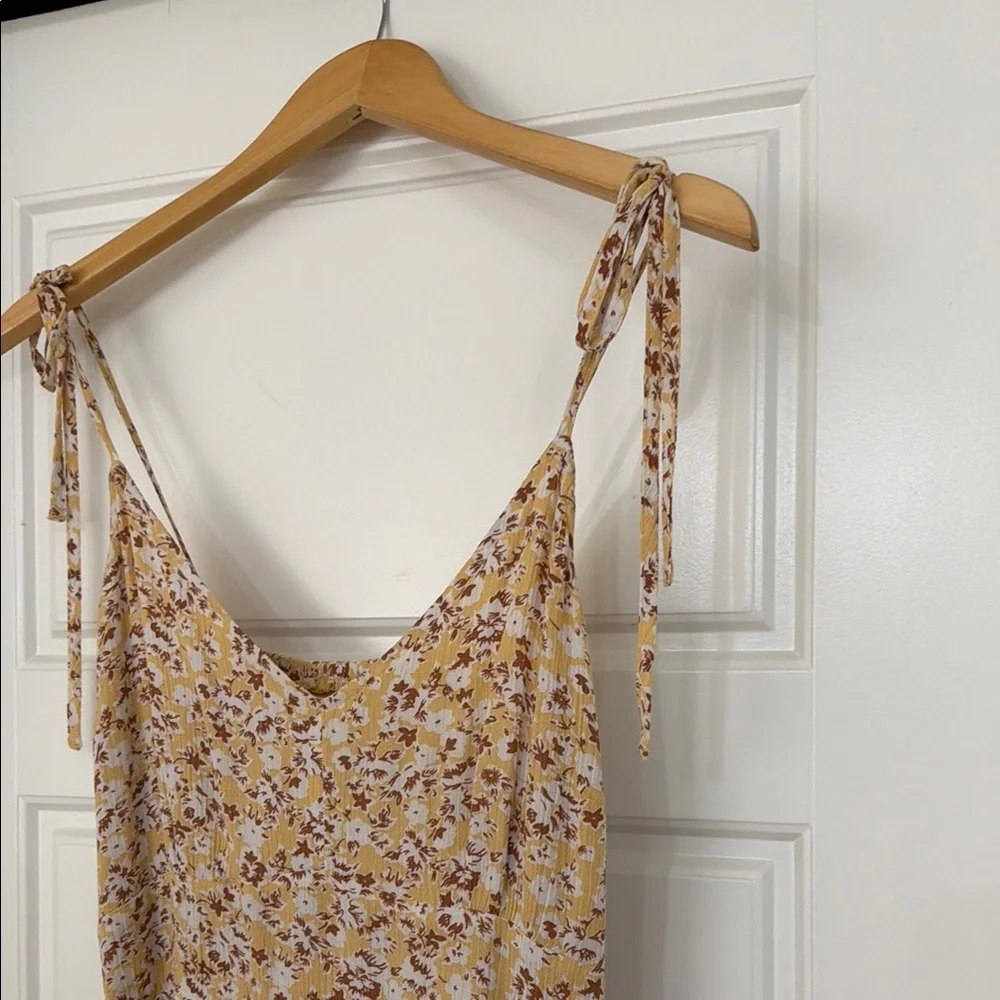 Abercrombie & Fitch small ruffle side