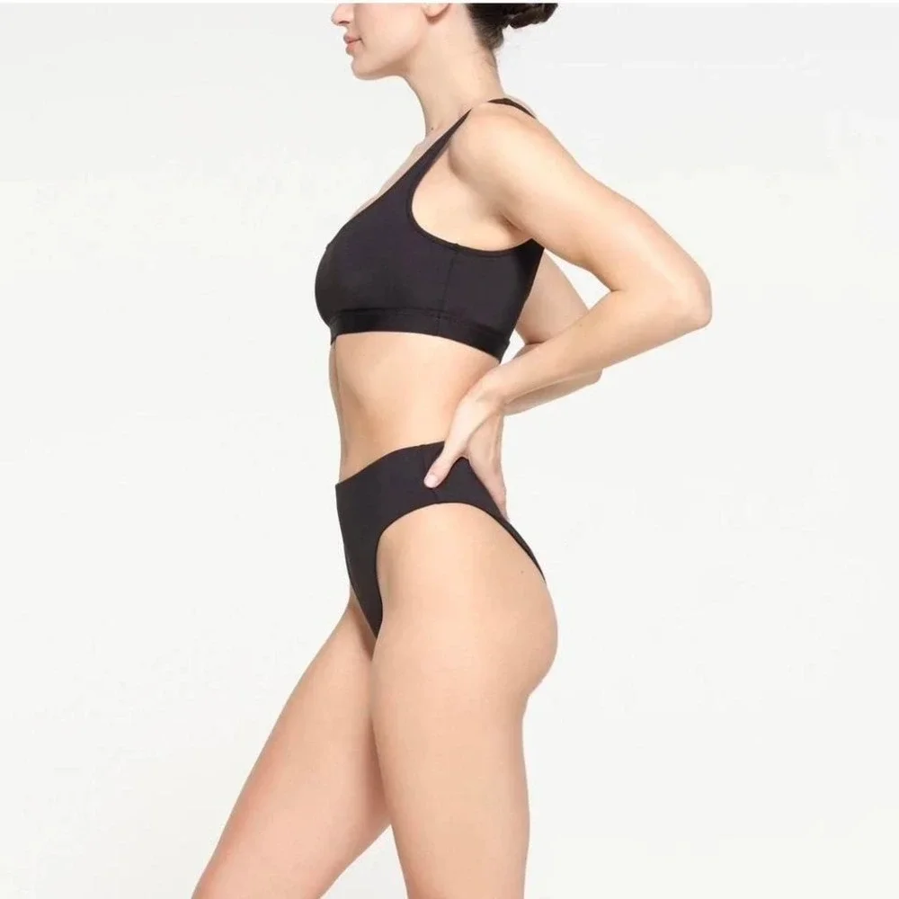 SKIMS Signature Scoop Neck Swim Top / Size M / MSRP $88‎ / NWT