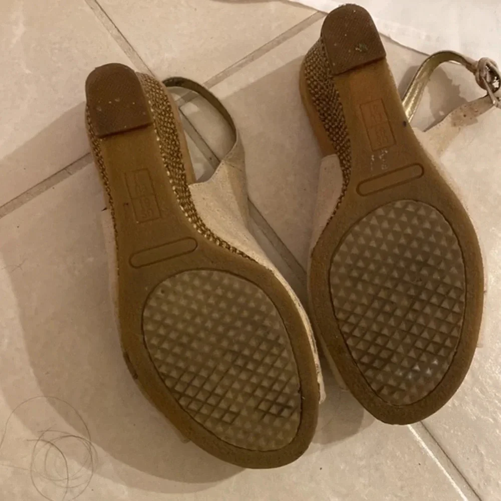AEROSOLES heel adjustable