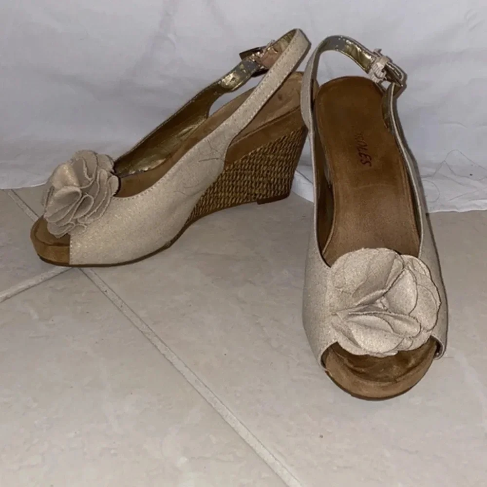 AEROSOLES 1” specks adjustable