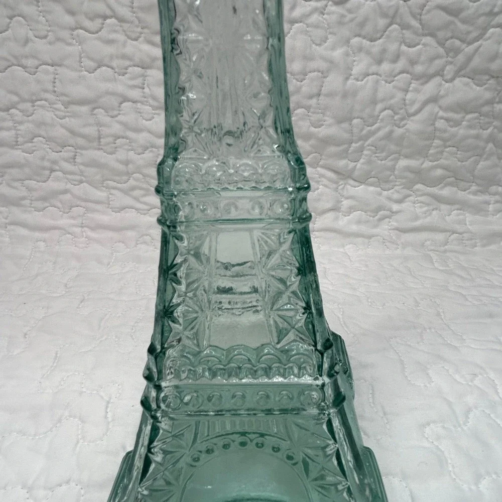 Unbranded eiffel tower