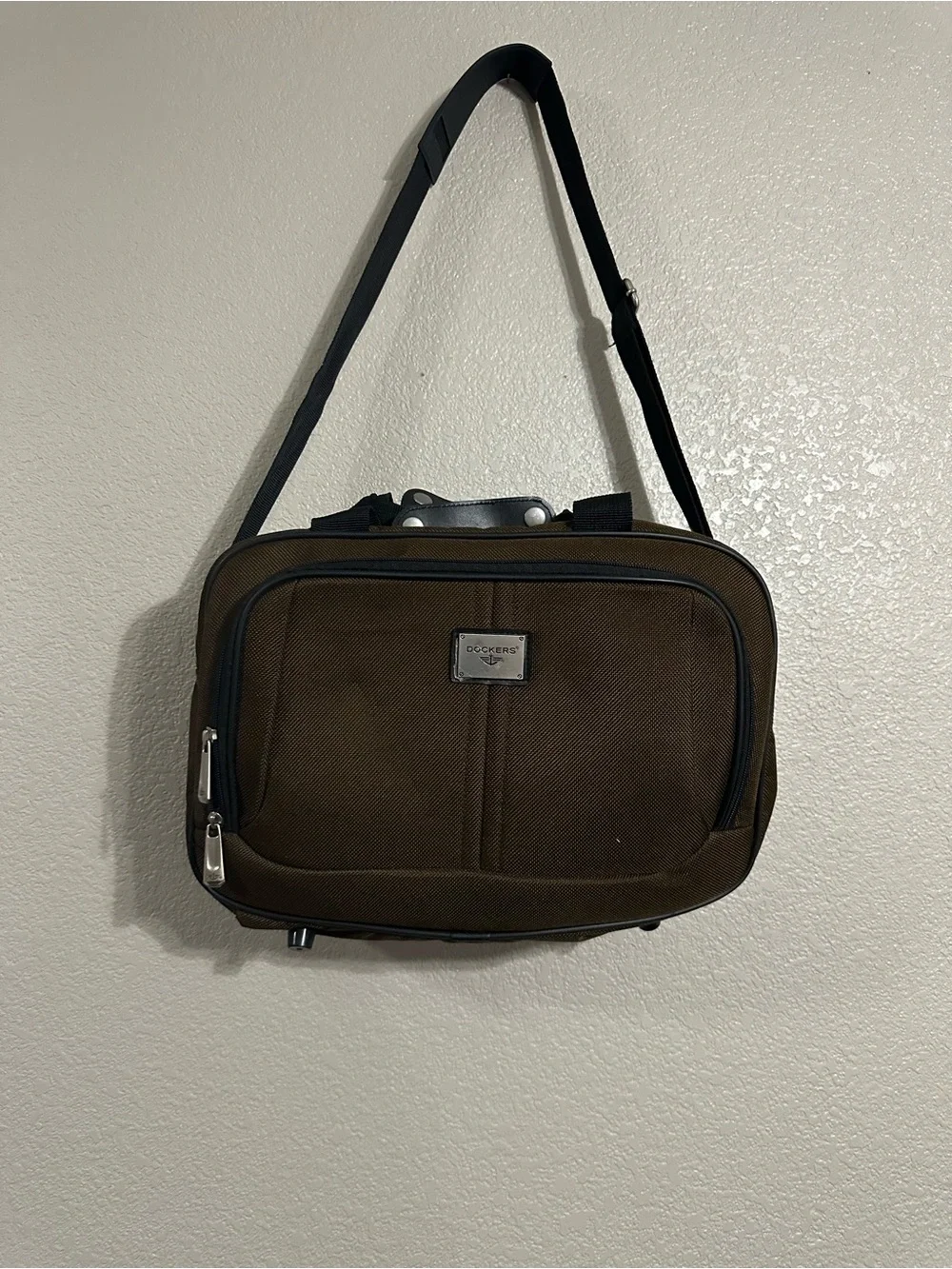 Dockers compact messenger