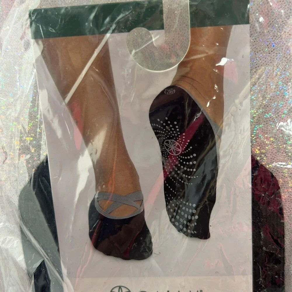 Gaiam yoga barre socks no slip grippy dance Pilates workout yoga Grey black