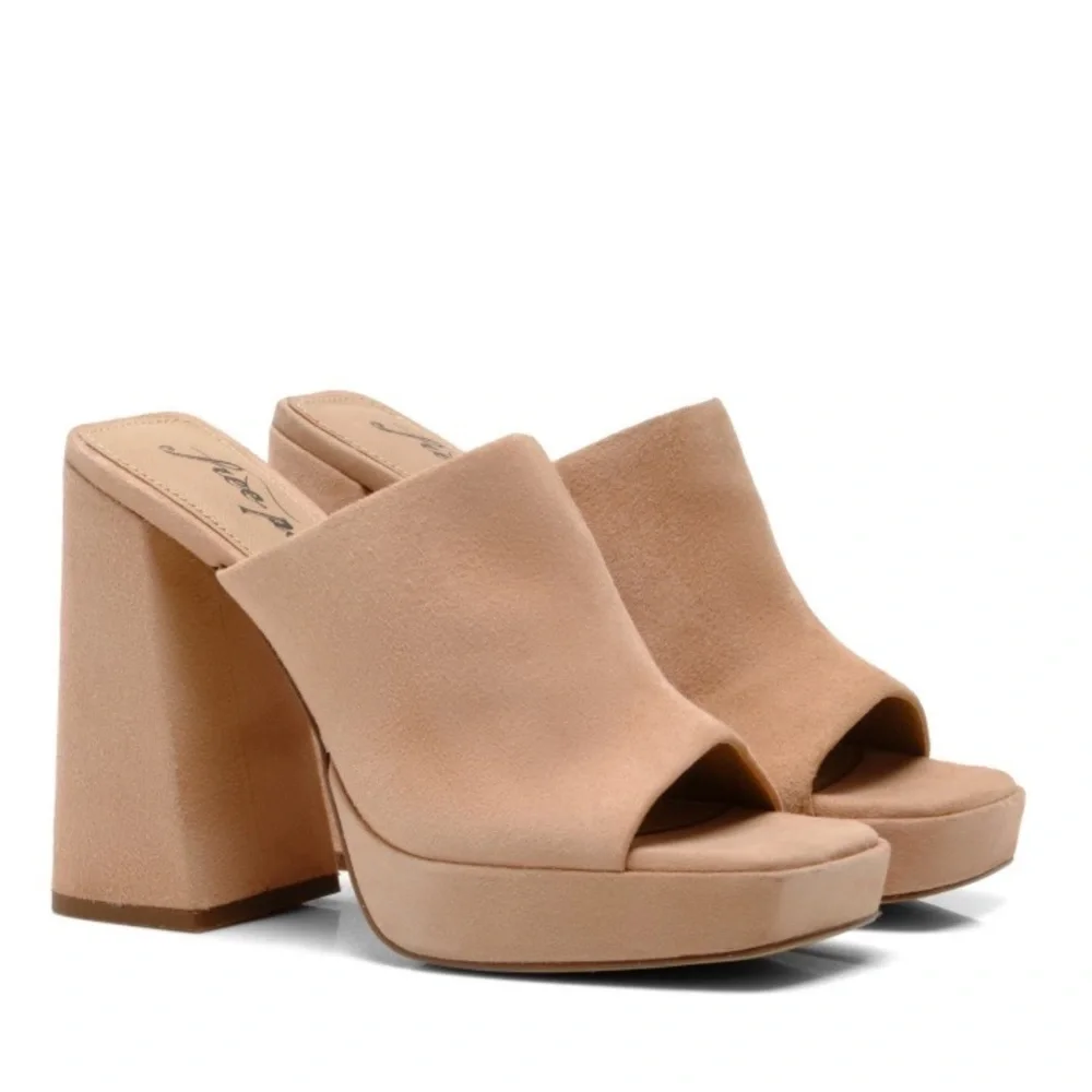 NEW! Free People Pearl Sand Margo Platform Sandal -  Size 39EU/9US ✈️